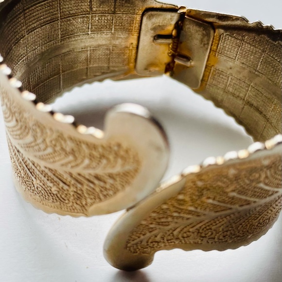 Vintage Leaf-Motif Gold-Tone Cuff Bracelet - Picture 3 of 3